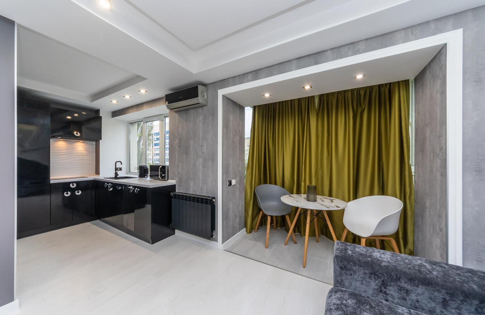 Luxrent On Lesi Ukrainki - *